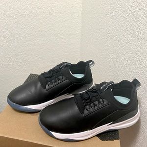 Clove womens size 7.5 black night shift classic sneakers for healthcare workers